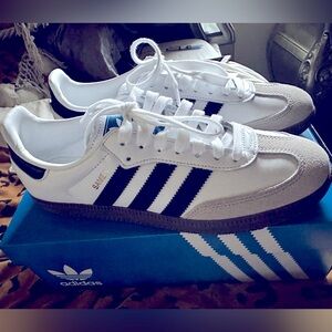 Selling woman’s 9 adidas sambas sneakers, worn once in great condition